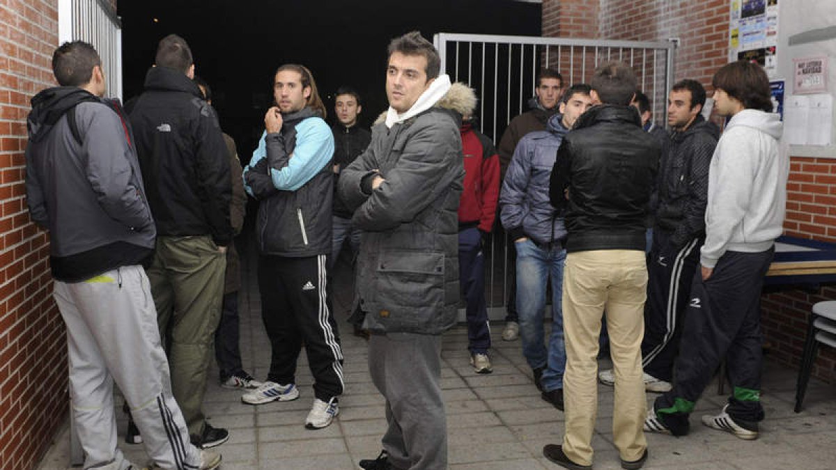 Quince futbolistas abandonaron el club en diciembre por desavenencias con De la Riva.