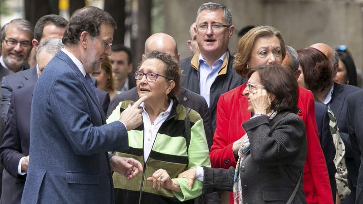 Rajoy conversa con unas ciudadanas en Zaragoza. JAVIER CEBOLLADA