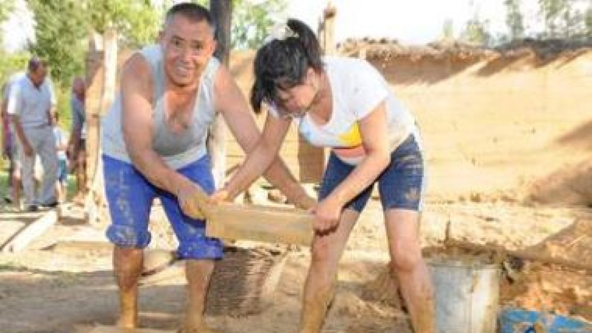 Agua, paja y barro son los únicos componentes que se necesitan para la elaboración del adobe.