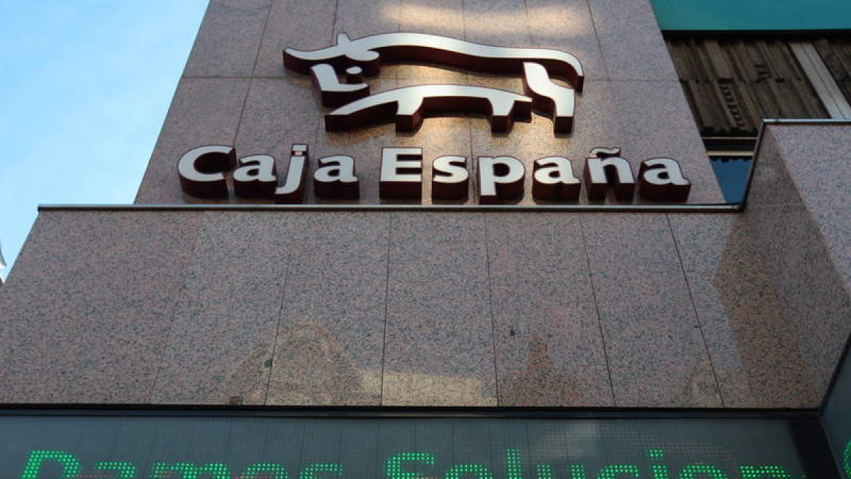 Una de las oficinas de Caja España, antes de la fusión con Caja Duero.