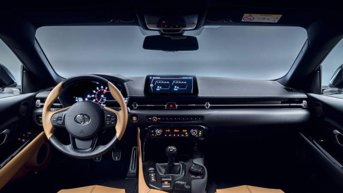 Toyota ha rediseñado la consola central del GR Supra, ajustando el recorrido de la palanca de cambios. TYT