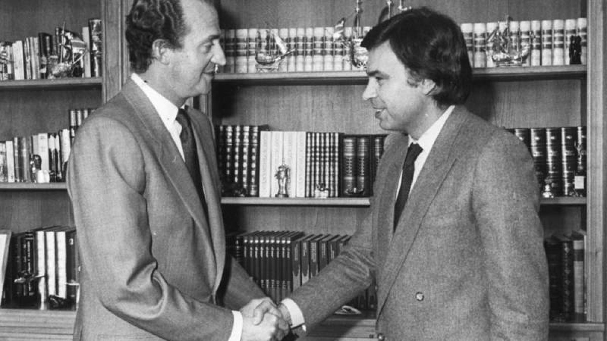 Don Juan Carlos y Felipe González, en una imagen de archivo.