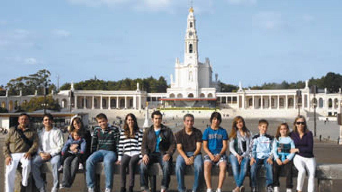 Luis y María Jesús, a los extremos de la imagen, con sus diez hijos y su nieta, en Fátima.