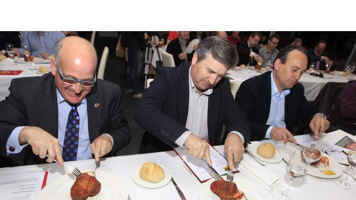 Óscar Ramos, Raúl Valcarce y Alfonso Arias, ayer noche en la cata de un botillo crudo.