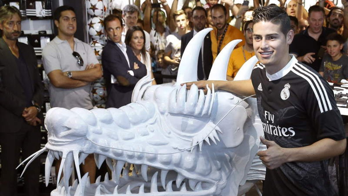 James Rodríguez posa con la nueva camiseta