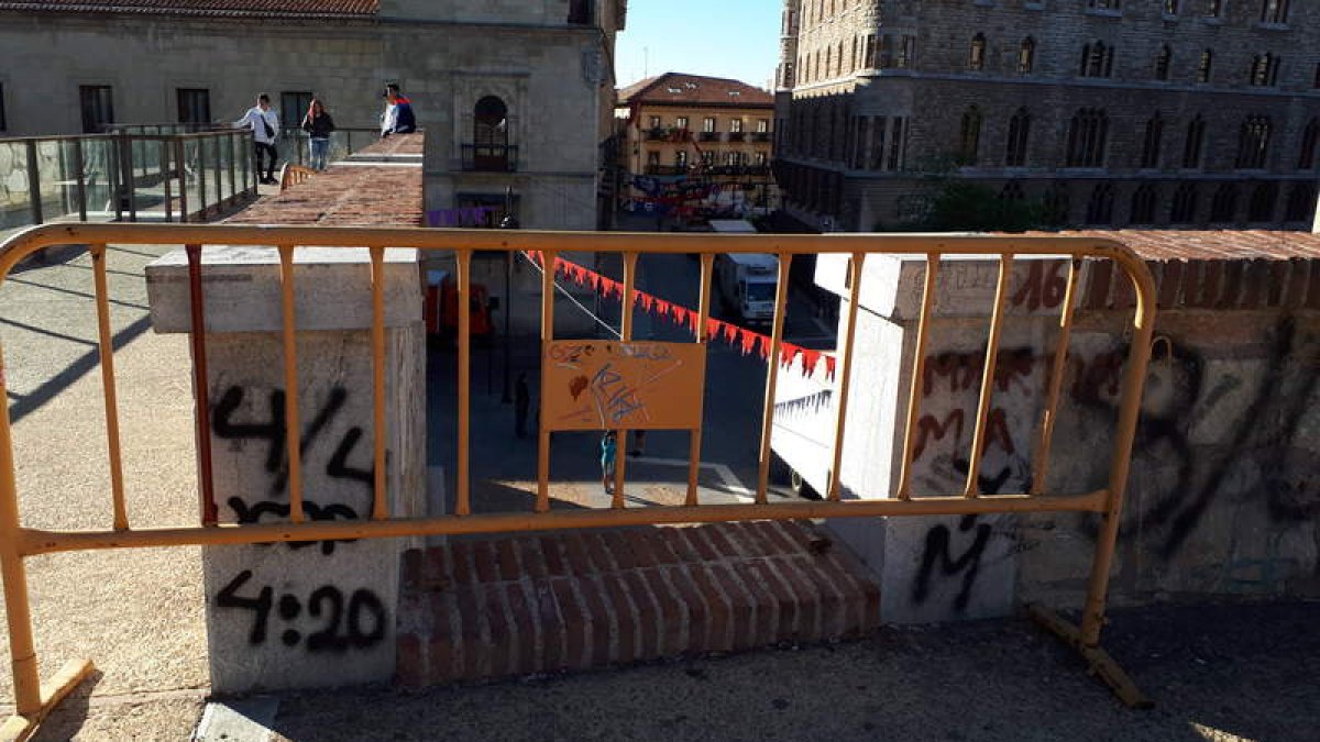 Detalle de los destrozos de la muralla tardorromana en el tramo paseable que discurre por la calle Ruiz de Salazar. DL