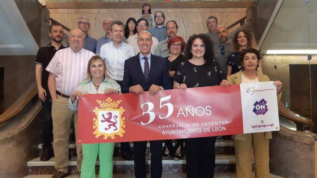 Los trabajadores de Juventud con el alcalde y Vera López. DL