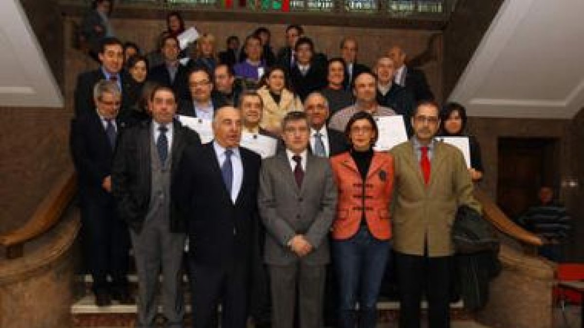 El alcalde, con los establecimientos acreditados y representantes del sector turístico.