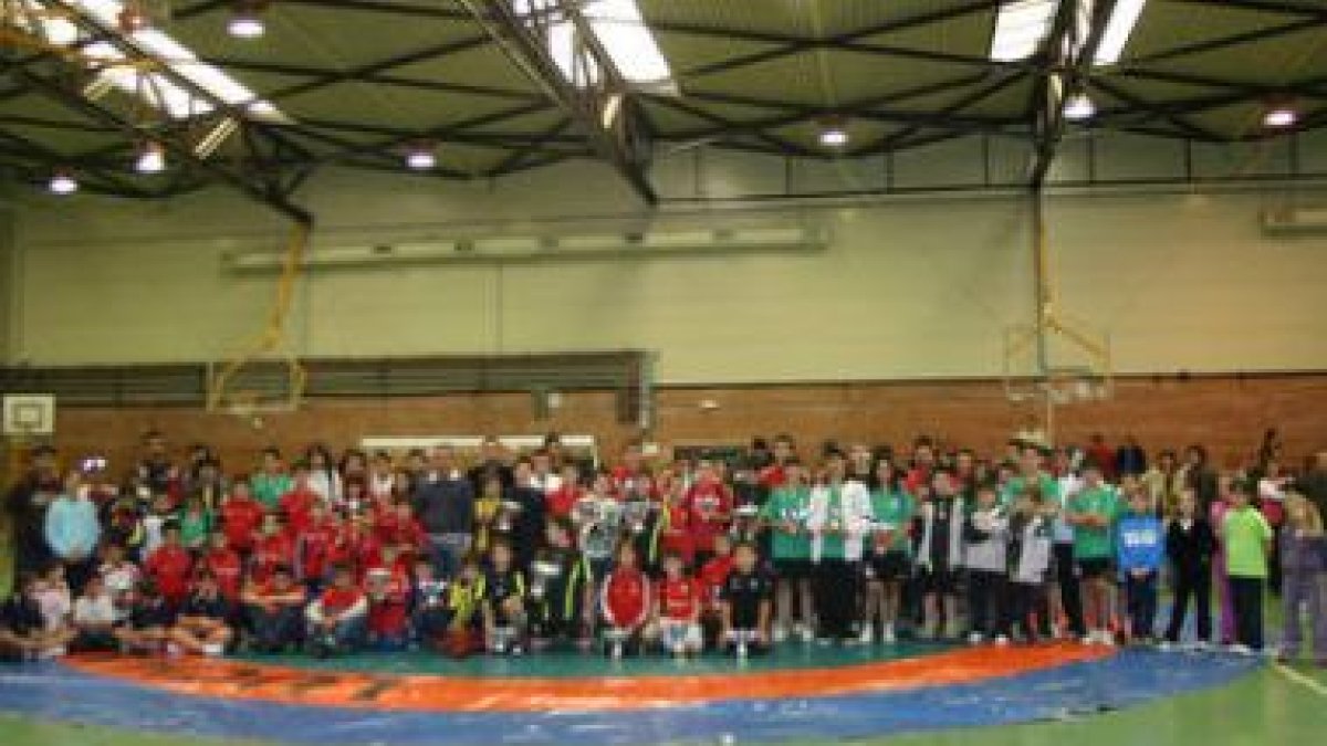 Uno de los combates (izquierda) y foto de familia de todos los luchadores participantes.