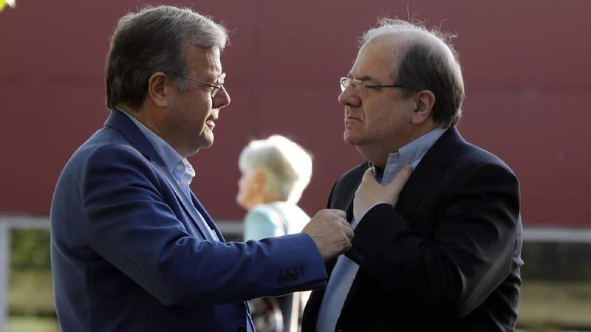 Antonio Silván y Juan Vicente Herrera, a última hora de la tarde de ayer, tras salir del tanatorio, donde transmitieron sus respetos a la familia de Juan Morano.