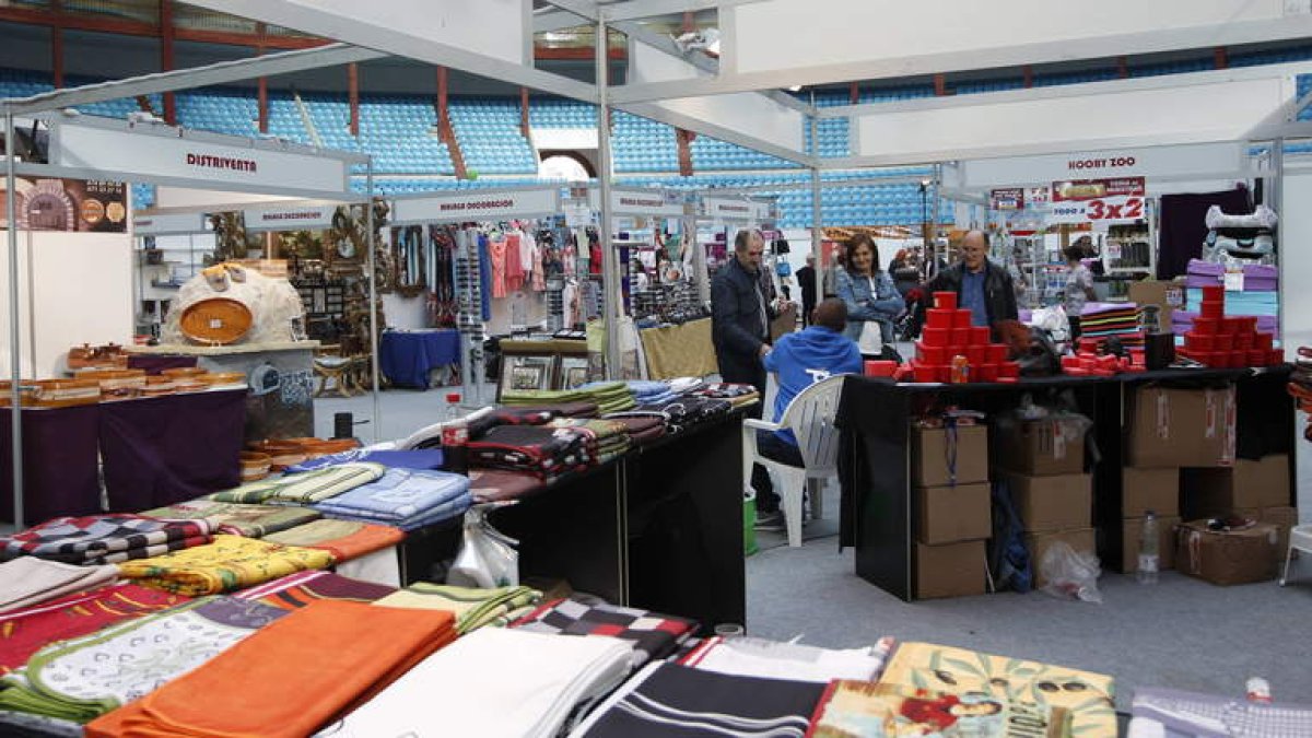 Aspecto que presentaba ayer la Feria de Muestras de León Arena en la Plaza de Toros.
