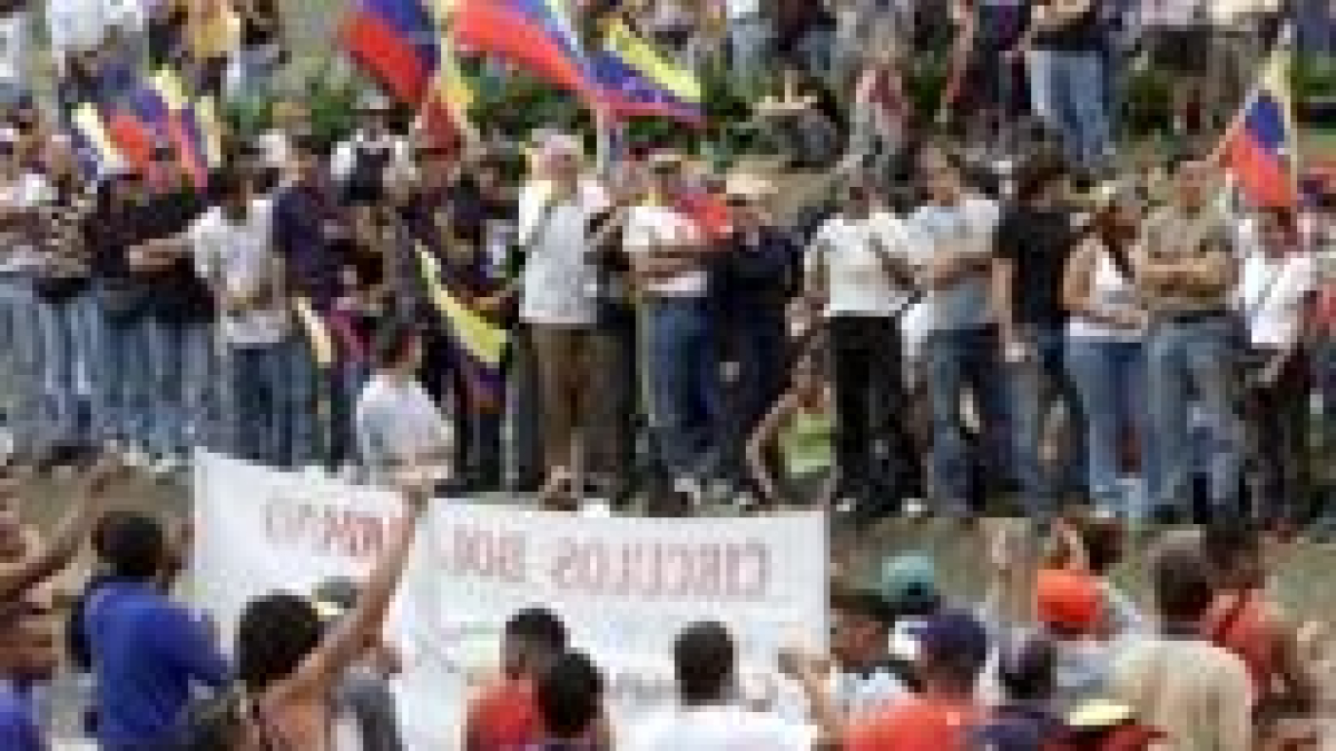 Manifestantes a favor y en contra de Chávez se enfrentan en una autopista de Caracas