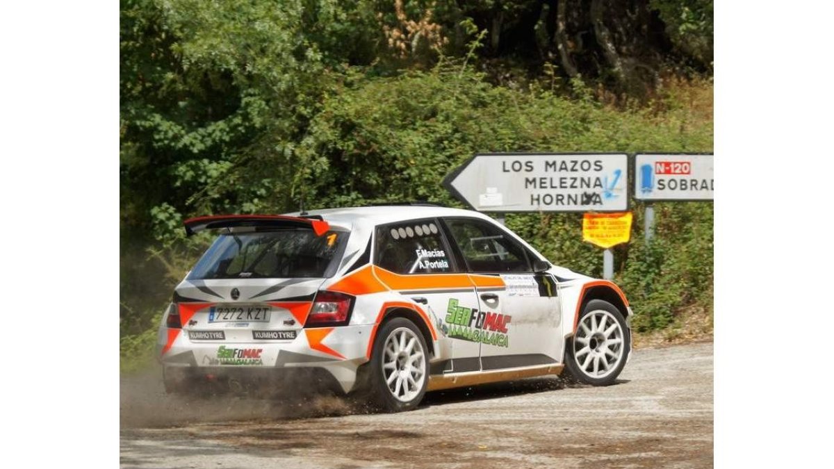El gallego Félix Macías (centro) fue el triunfador en el Rallye ddel Bierzo tras dominar los ocho tramos de los que constaba la 28ª edición de la prueba. JULIÁN PRESA ABELLA