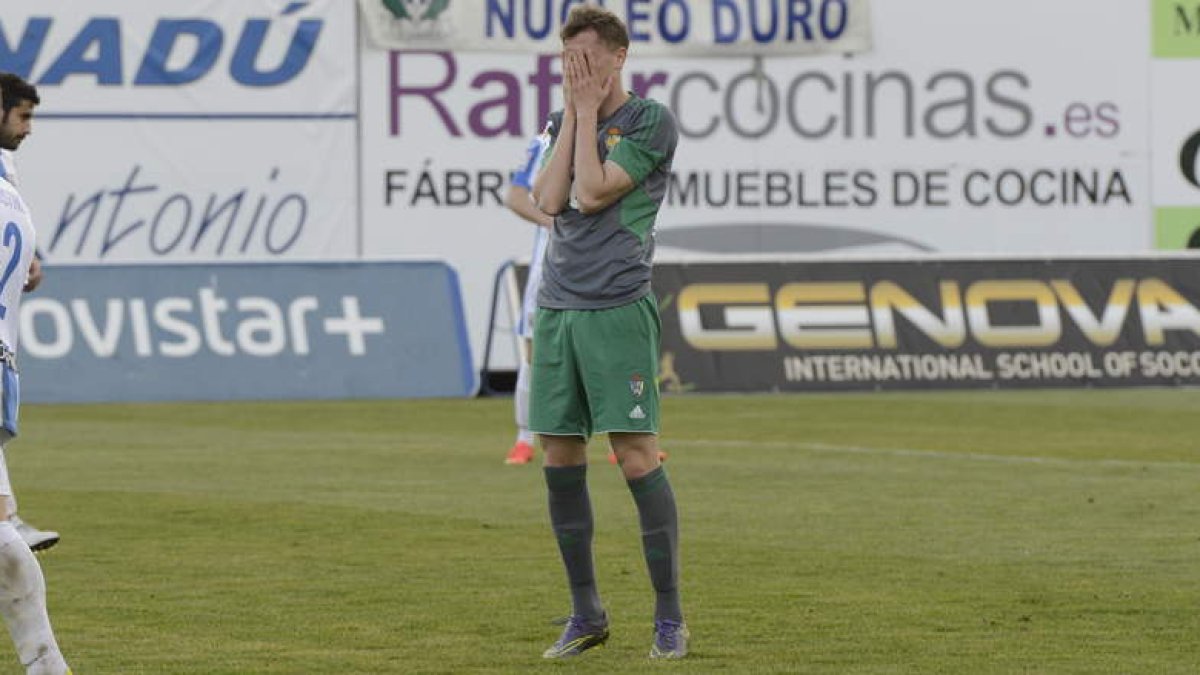 Luka Djordjevic, que entró en la segunda parte, se lamenta tras fallar una ocasión ante Serantes justo después de encajar el segundo gol en contra. C. BOUZA