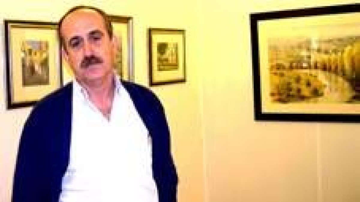 El pintor cordobés Lucas Prado posa con algunas de las obras que expone en León