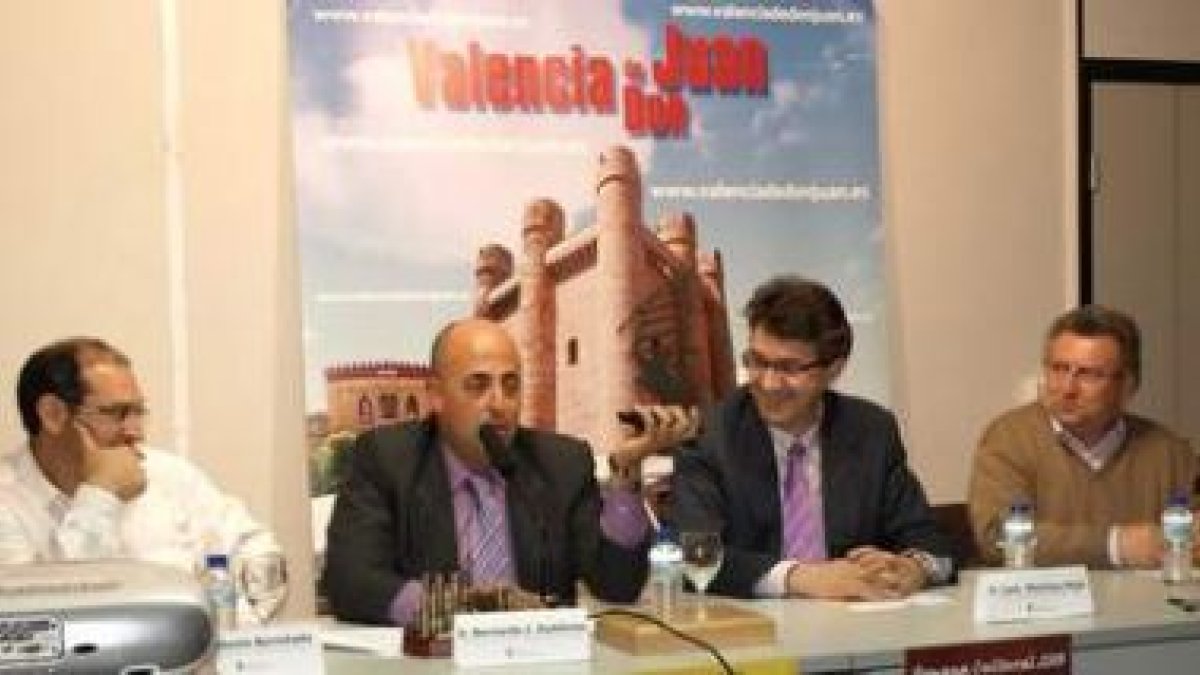 El presidente de la Asociación Pendones del Reino de León entrega su emblema al alcalde.