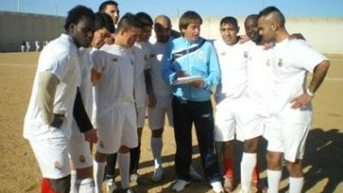 El entrenador, Pepe Calvo, da las últimas instrucciones al equipo de los internos de Villahierro.