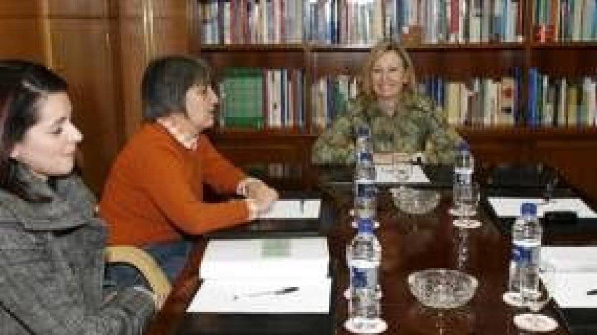 Valcarce -centro- durante su entrevista ayer con Luisa González