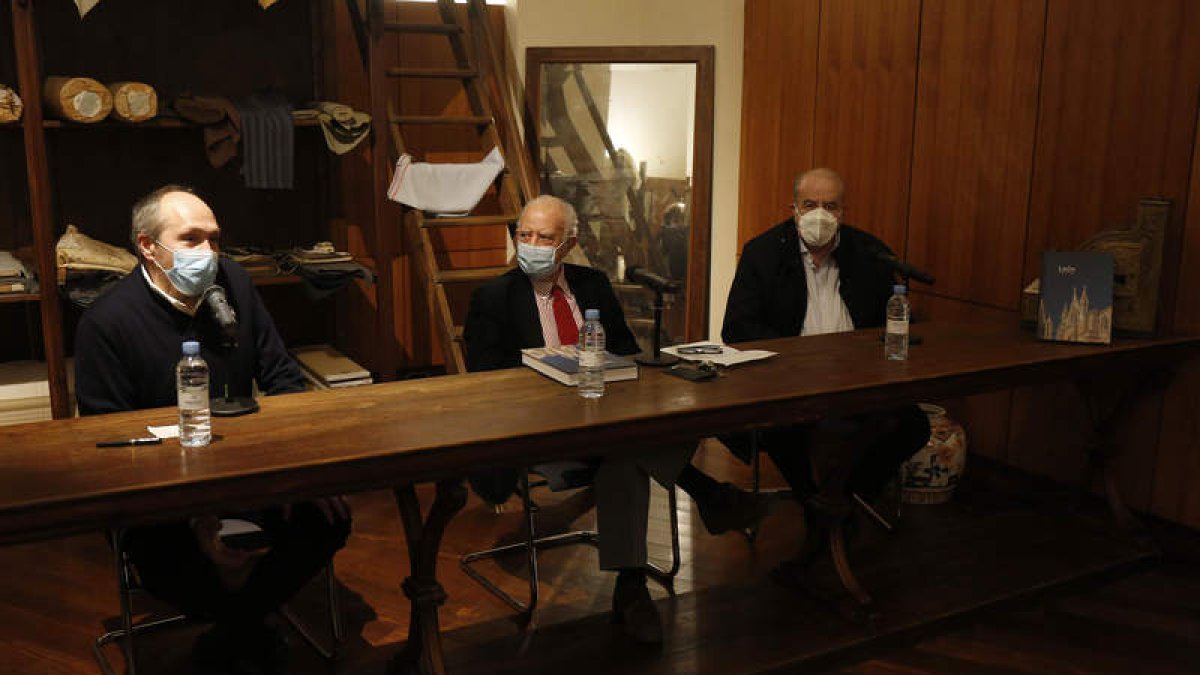 Joaquín Alegre, José María Merino y Pablo González, durante la presentación. FERNANDO OTERO