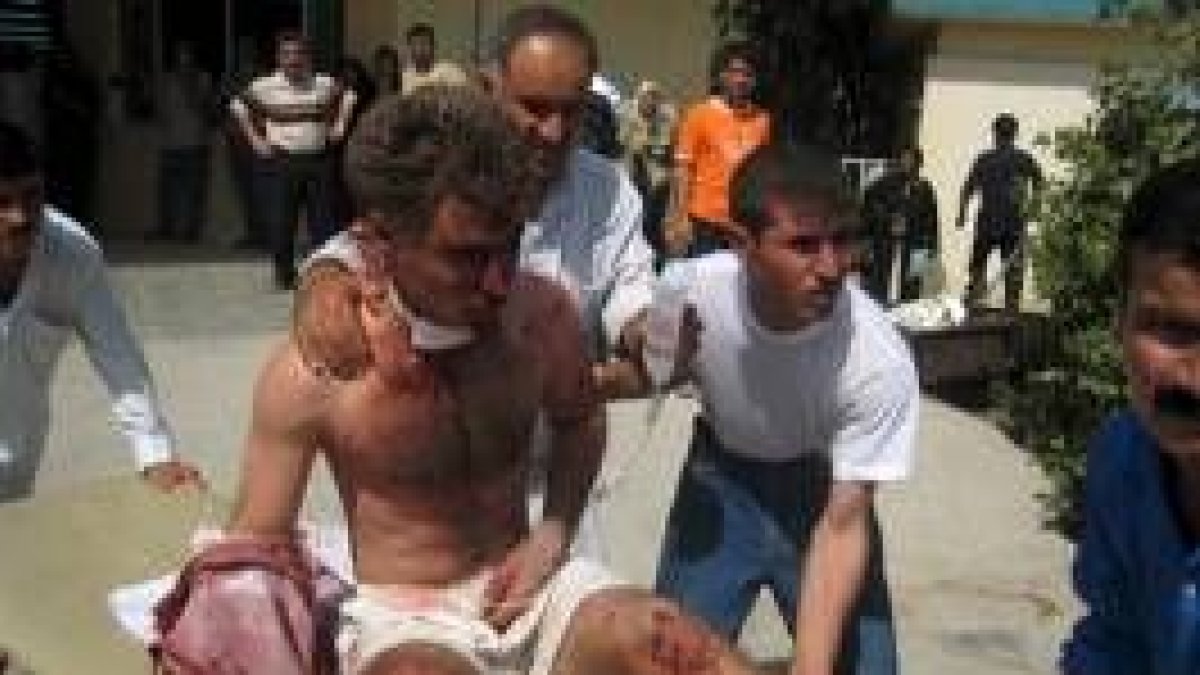 Los equipos de asistencia socorren a uno de los numerosos heridos del atentado de ayer en Kirkuk