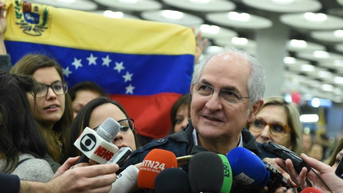 El alcalde de Caracas, Antonio Ledezma, a su llegada al aeropuerto de Barajas, este sábado.