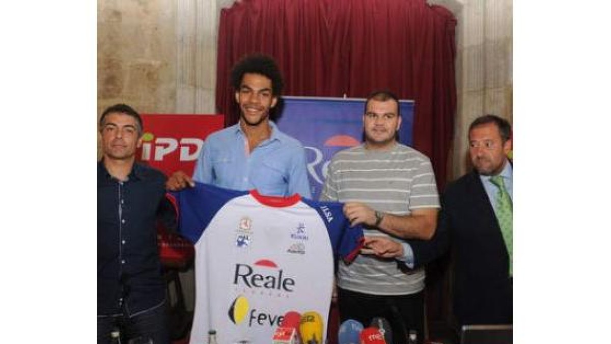 Di Panda y Baena con la camiseta del Reale Ademar, flanqueados por Martínez y Pollán.