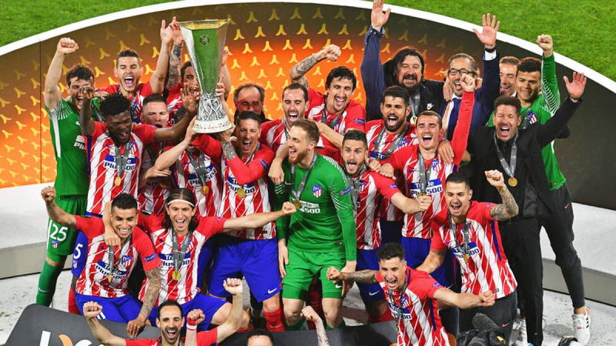 Fernando Torres levanta el trofeo de campeón de la Liga Europa. El delantero tuvo el honor de ser el primero en hacerlo para seguirle el resto de compañeros. STEINBACH