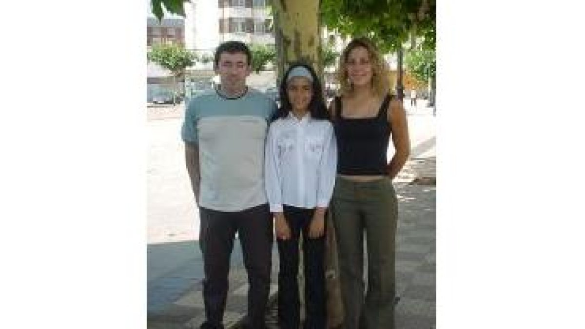 Giovanni Álvarez, con sus pupilas Amanda y Lorena en Bembibre