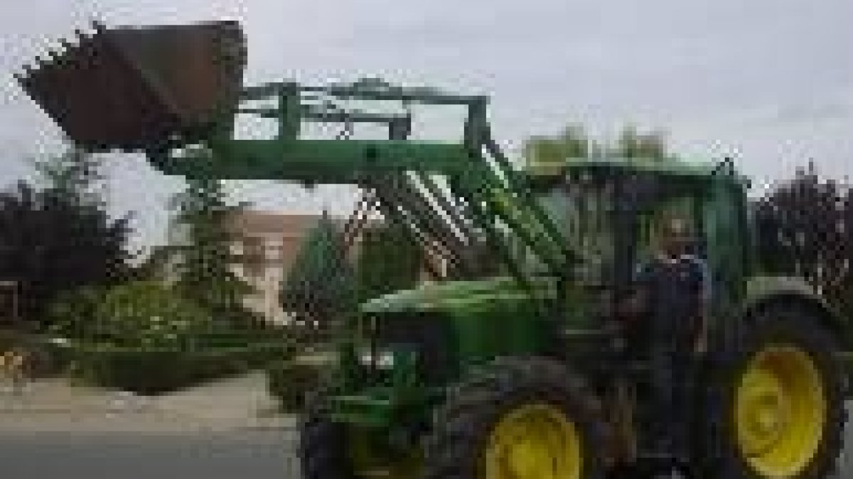 Un agricultor en su nuevo tractor; ahora deberá estudiar cómo pagarlo