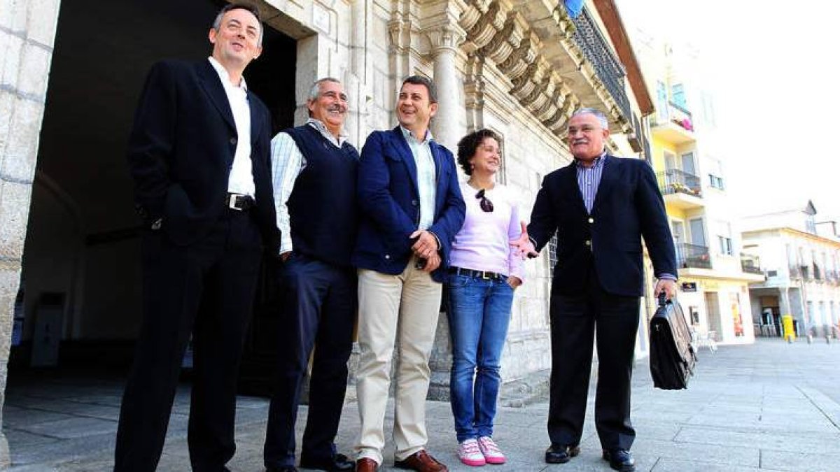 Escudero, Pacios, Riesco, la concejala de Cultura Susana Téllez y Ángel Basanta, ayer a las puertas del Ayuntamiento.