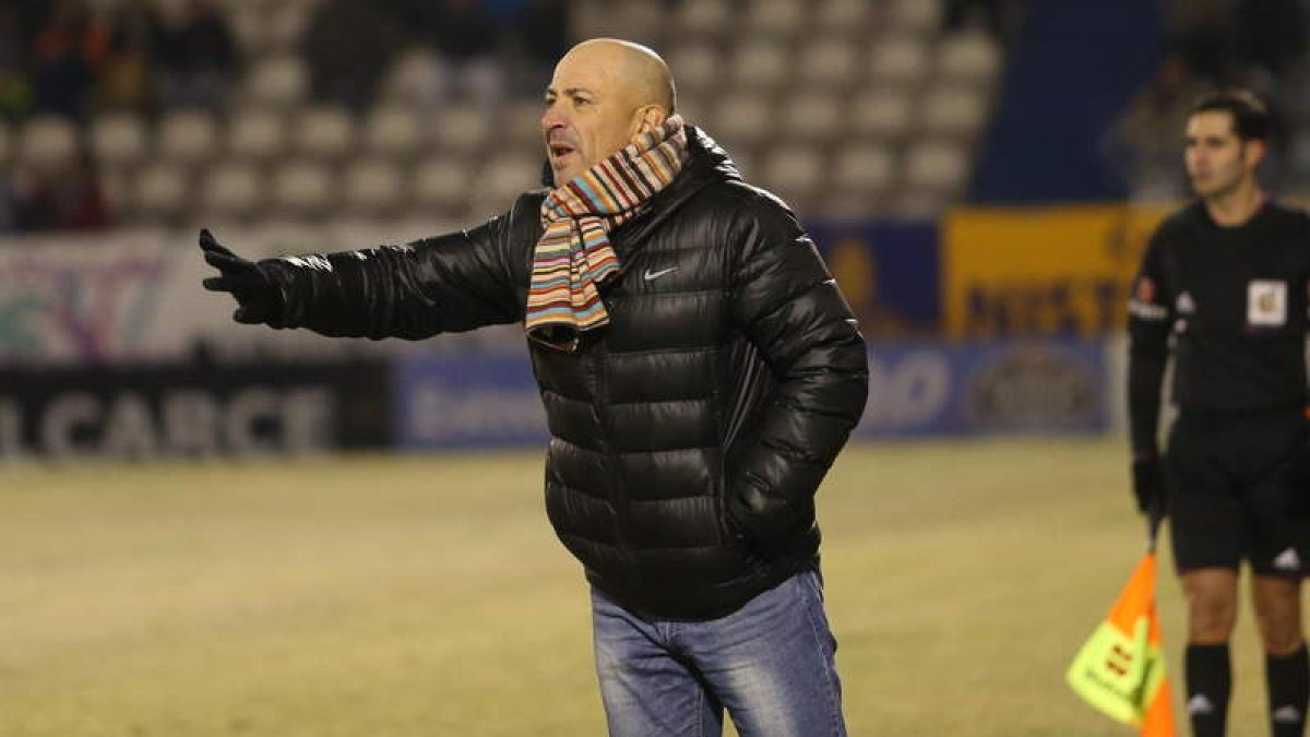 El técnico lamentó la poca asistencia al estadio.