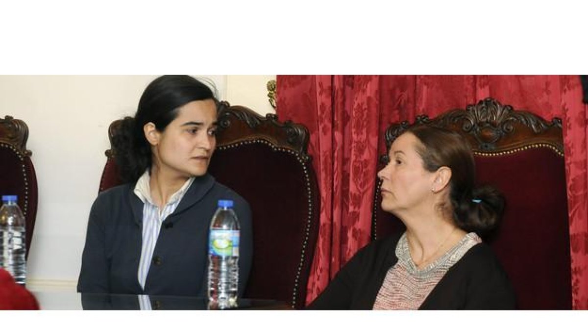 Triana mira a su madre tras escuchar el veredicto de culpabilidad