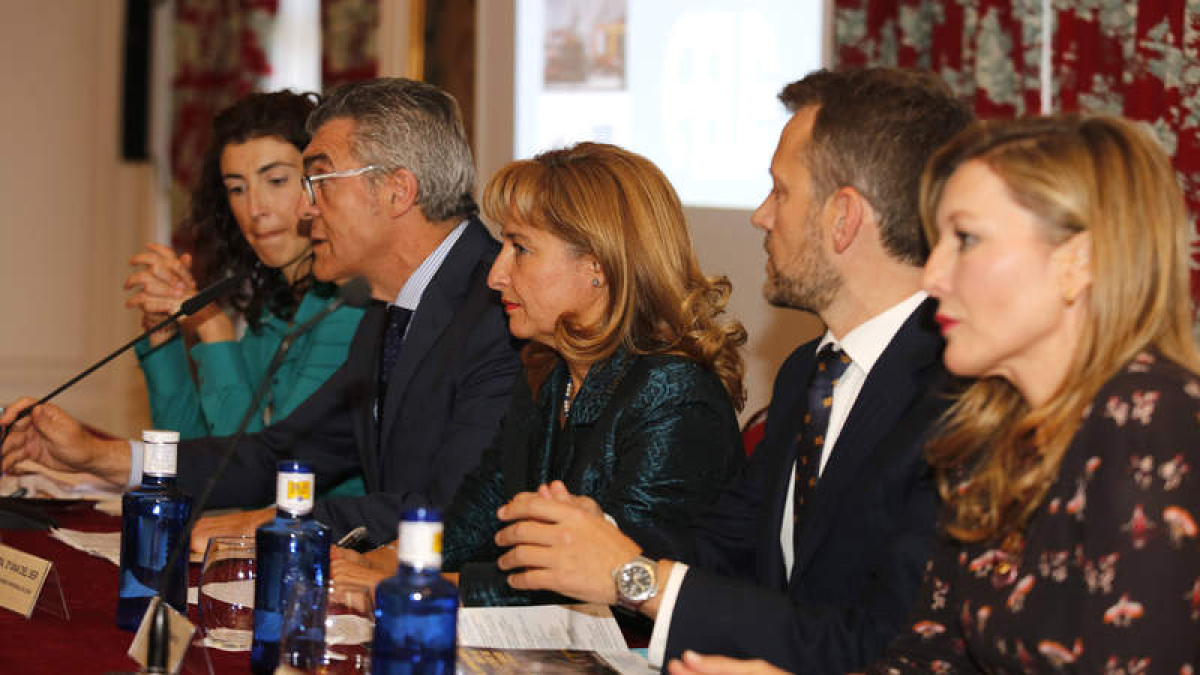 Cepedano y Ana del Ser, con otros ponentes ayer. MARCIANO