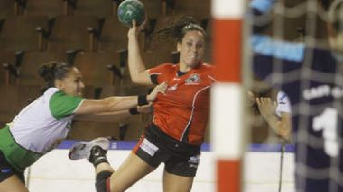 Benzal, con el balón, sufre una sobrecarga en el pubis.