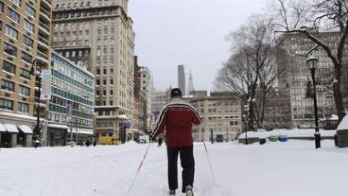 Un hombre paseaba ayer con esquís en Union Square, en Nueva York.