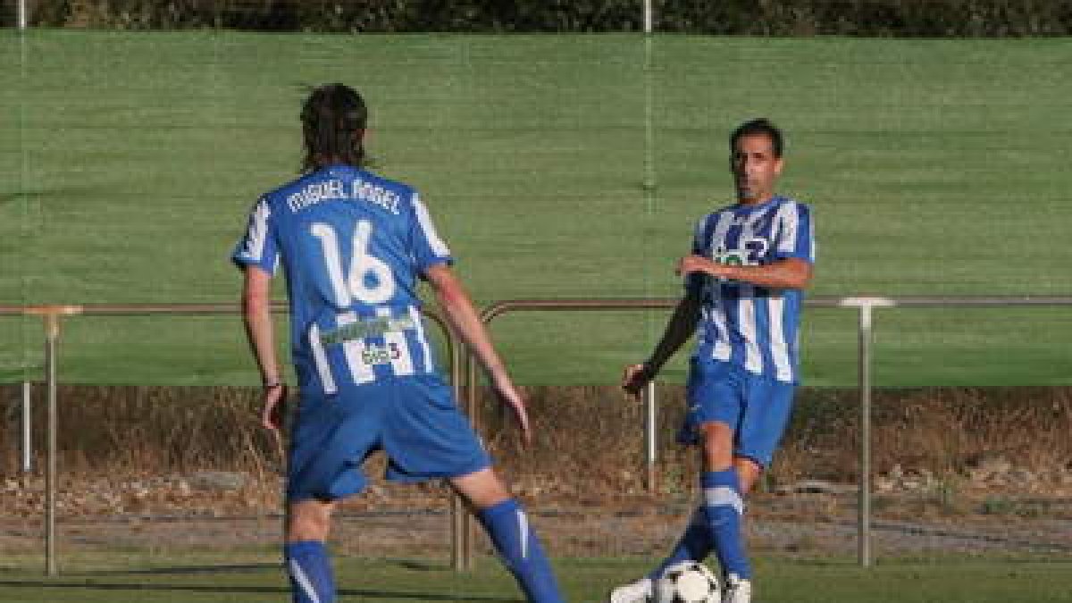 Luis Prieto (d) volverá a jugar hoy después de lesionarse en pretemporada ante el Flores.