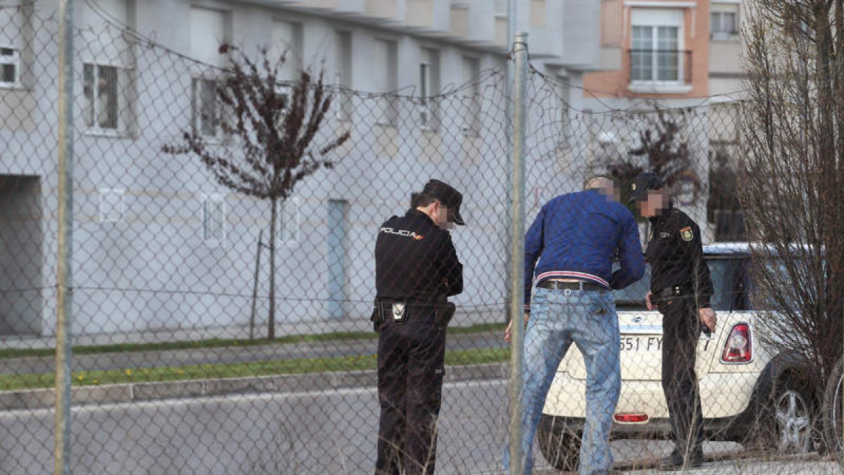 Efectivos de la Policía Nacional de Ponferrada examinando restos de sangre en el suelo.