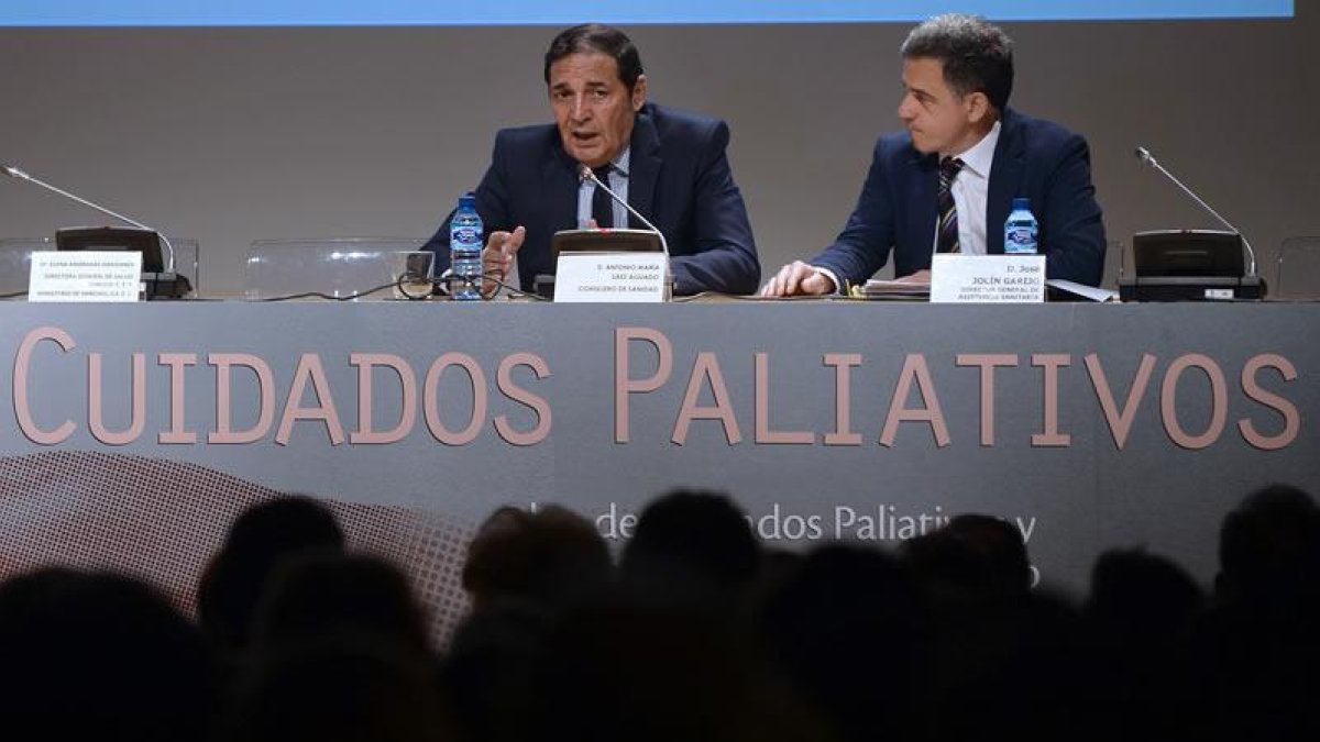 El consejero de Sanidad, Antonio Sáez Aguado, y el director general de Asistencia Sanitaria, José Jolín (d), durante la presentación esta mañana en Valladolid del Plan de Cuidados Paliativos 2017-2020.