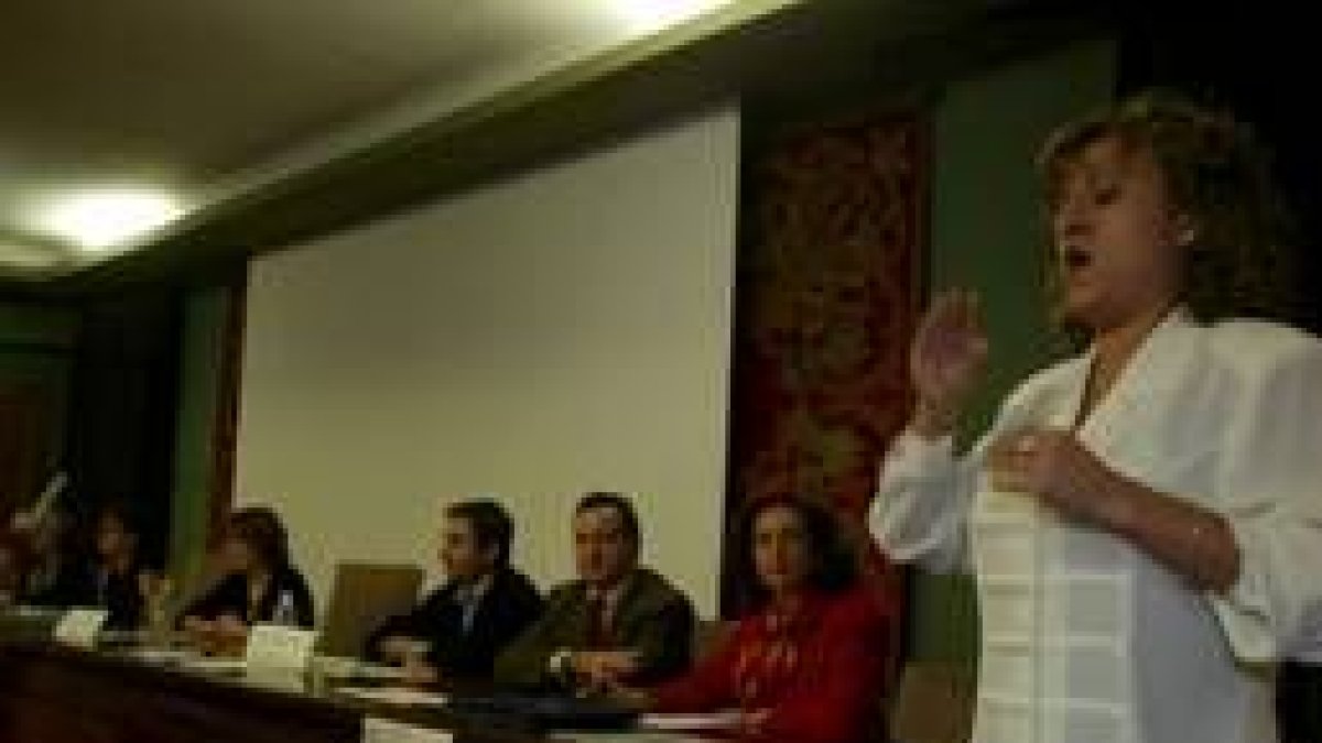 Momento de la conferencia sobre las familias de sordos en el Ayuntamiento