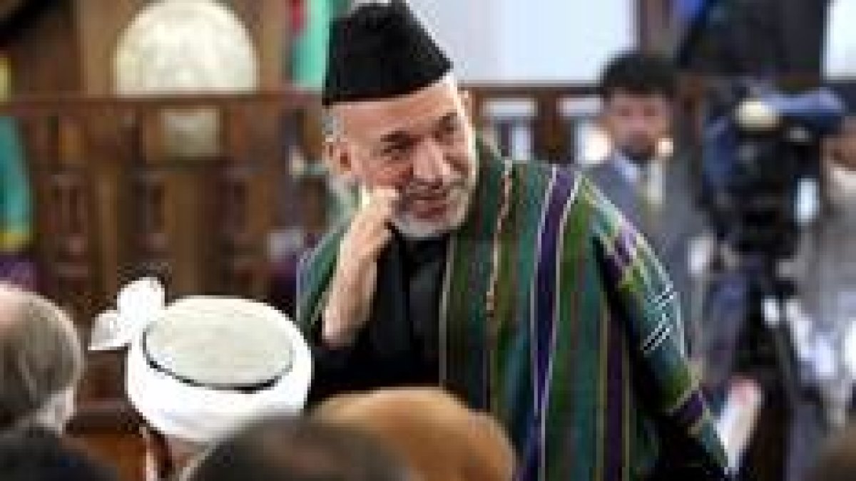 El presidente afgano saluda sonriente en un momento de la ceremonia en Kabul