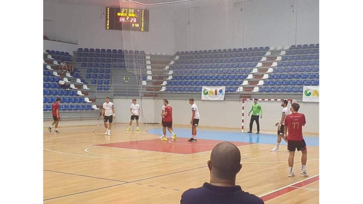El Abanca Ademar en su partido frente al Dinamo Bucarest. CB ADEMAR
