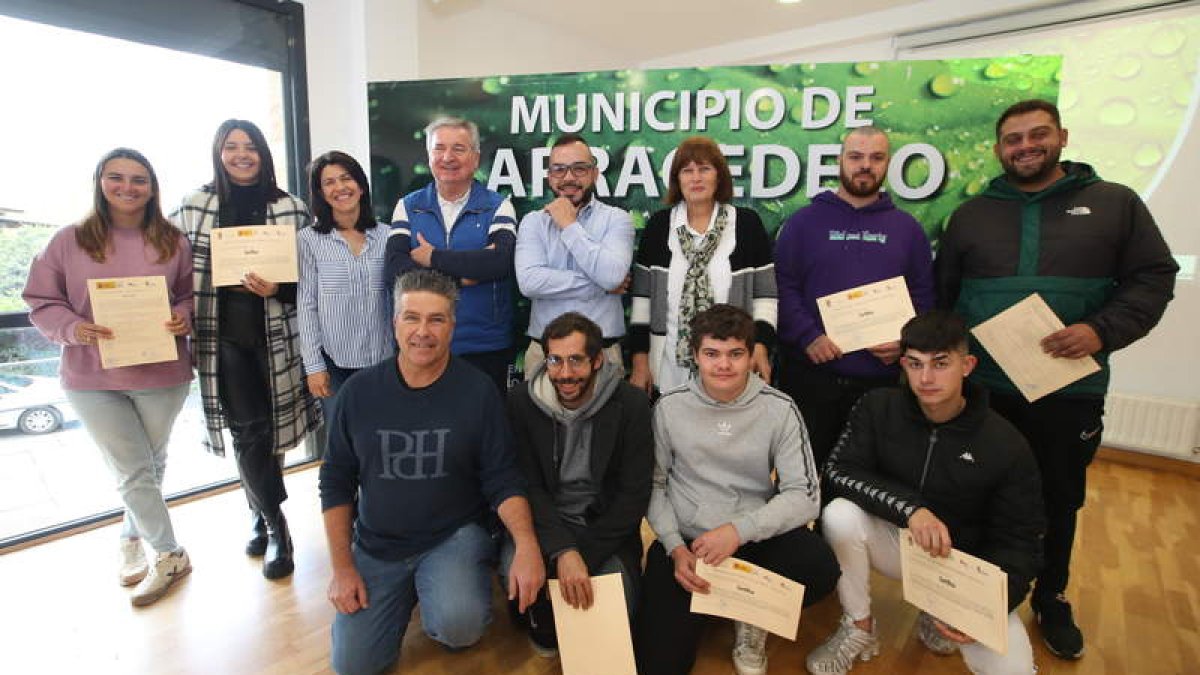 Los participantes, con el alcalde Raúl Valcarce. L. DE LA MATA