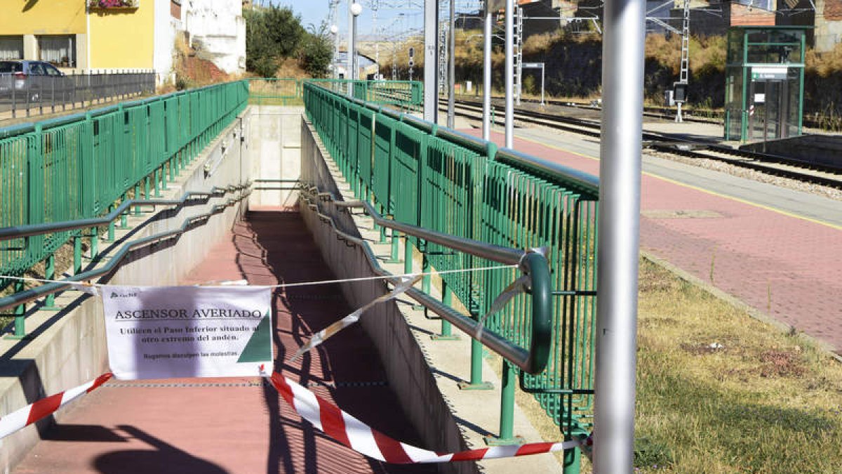 Una cinta impide el paso al elevador, en la esquina superior derecha de la foto. ACACIO