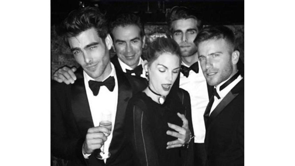Jon Kortajarena posa con un grupo de amigos, entre los que destaca Amaia Salamanca, en el 33 cumpleaños de Marta Ortega, en Londres.