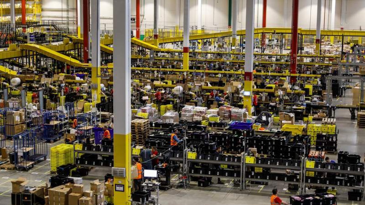 Vista general de la nave de distribución de Amazon en Torrejón de Ardoz (Madrid). EMILIO NARANJO