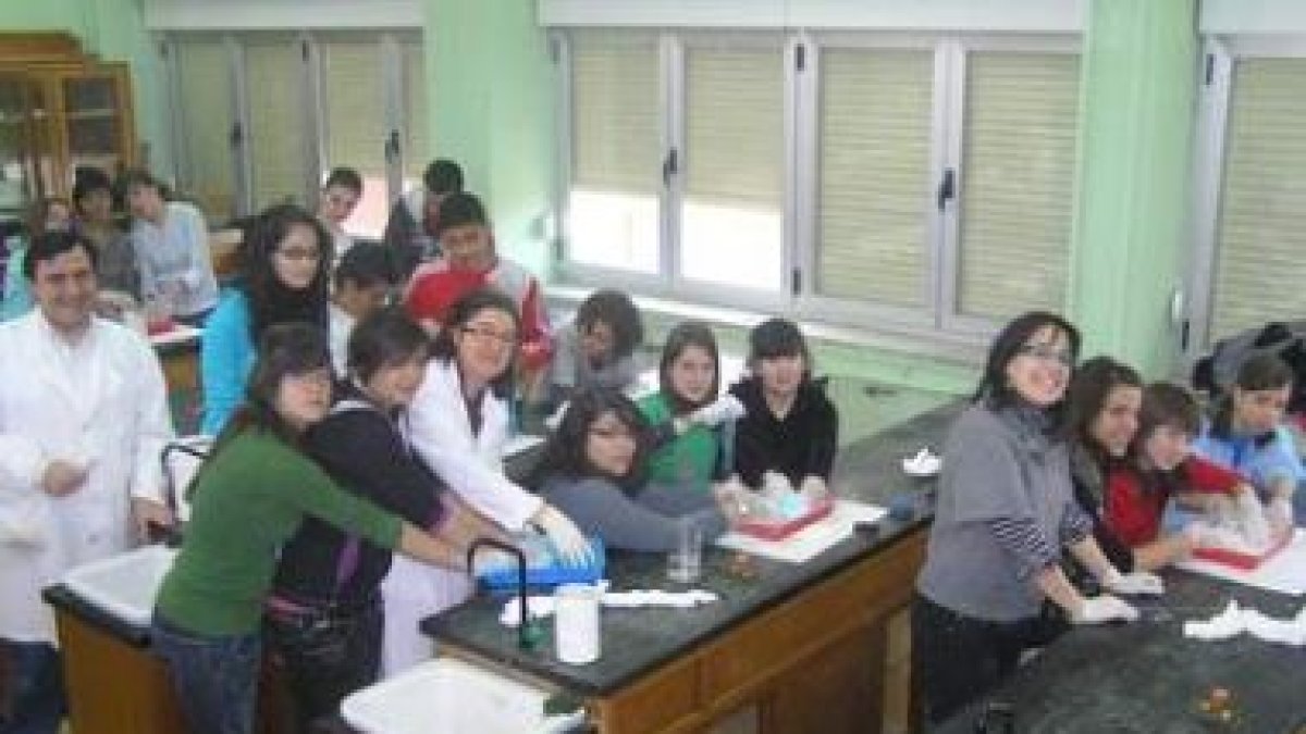 Imagen de los alumnos durante el taller de sales de baño