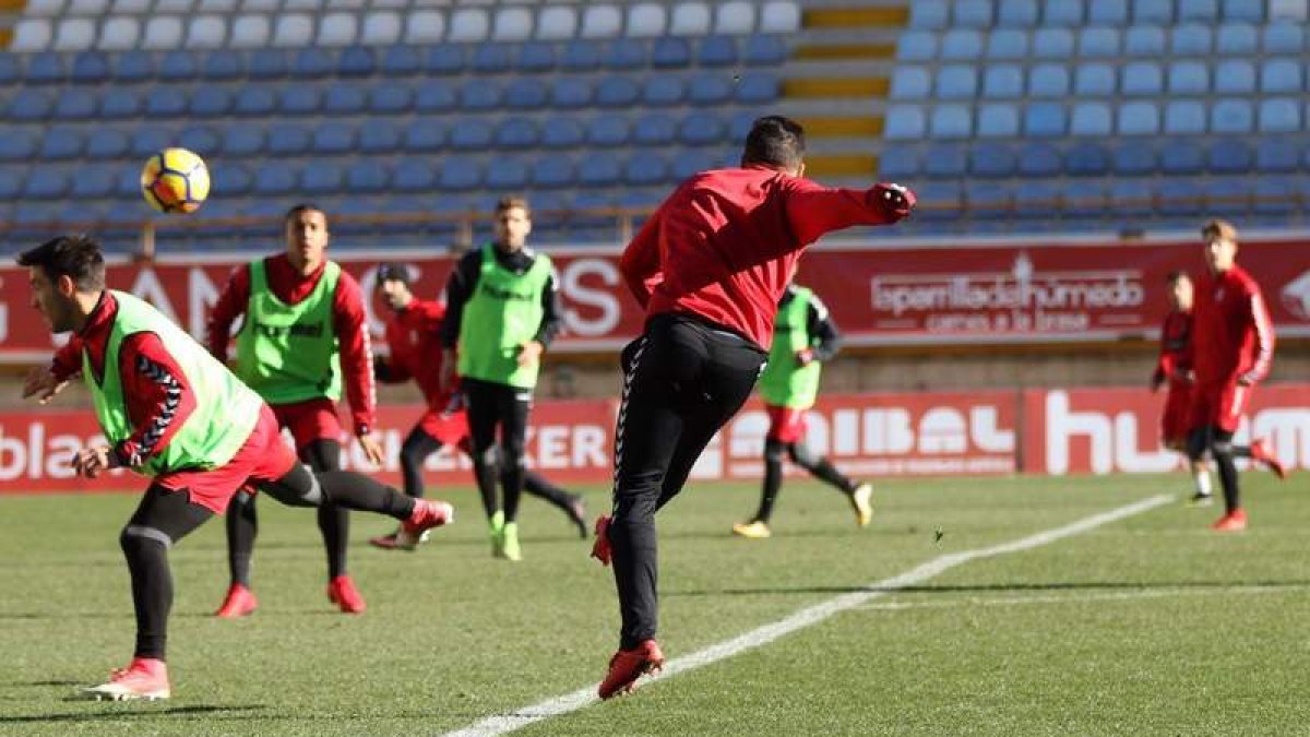 La plantilla de la Cultural ya comenzó a preparar el partido de Liga del domingo ante el Numancia en el Reino de León. MARCIANO PÉREZ
