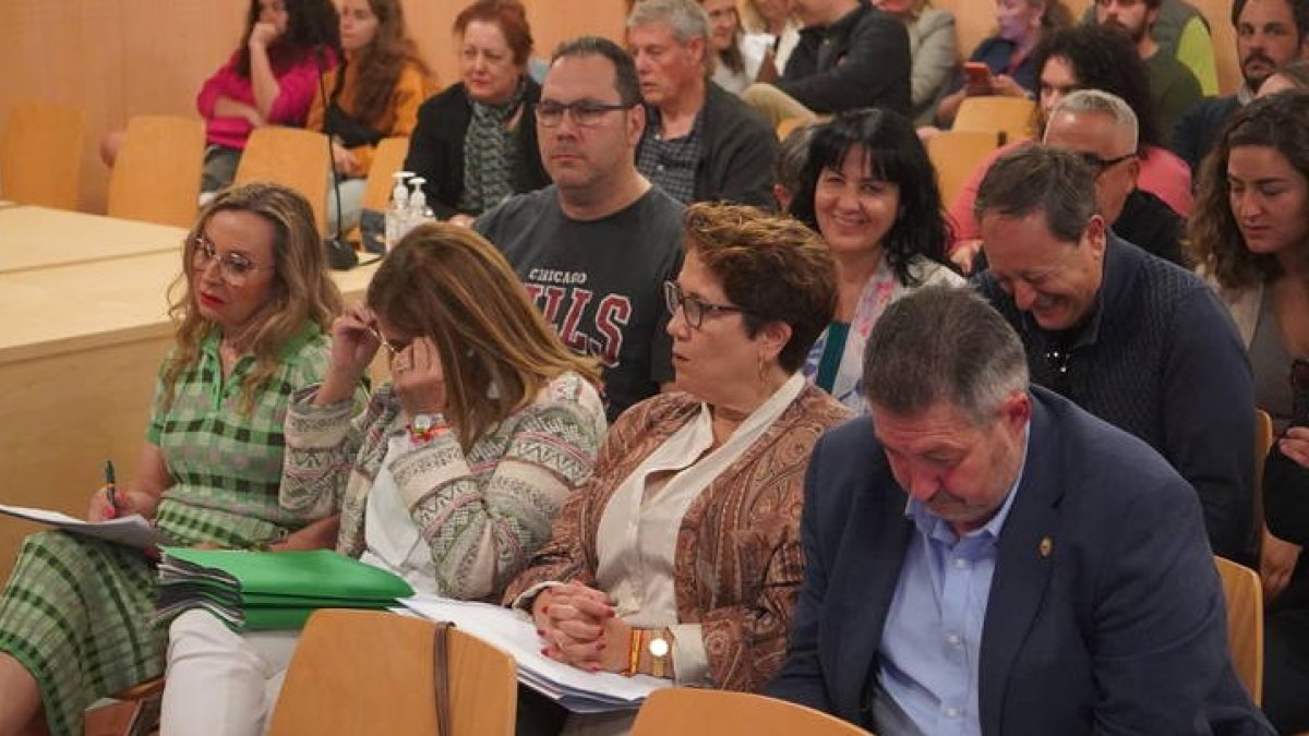 Blanca Herreros (Vox), primera por la izquierda, sigue la apertura de las actas y recuento del escrutinio en la junta electoral tras las elecciones municipales. JONATHAN NOTARIO