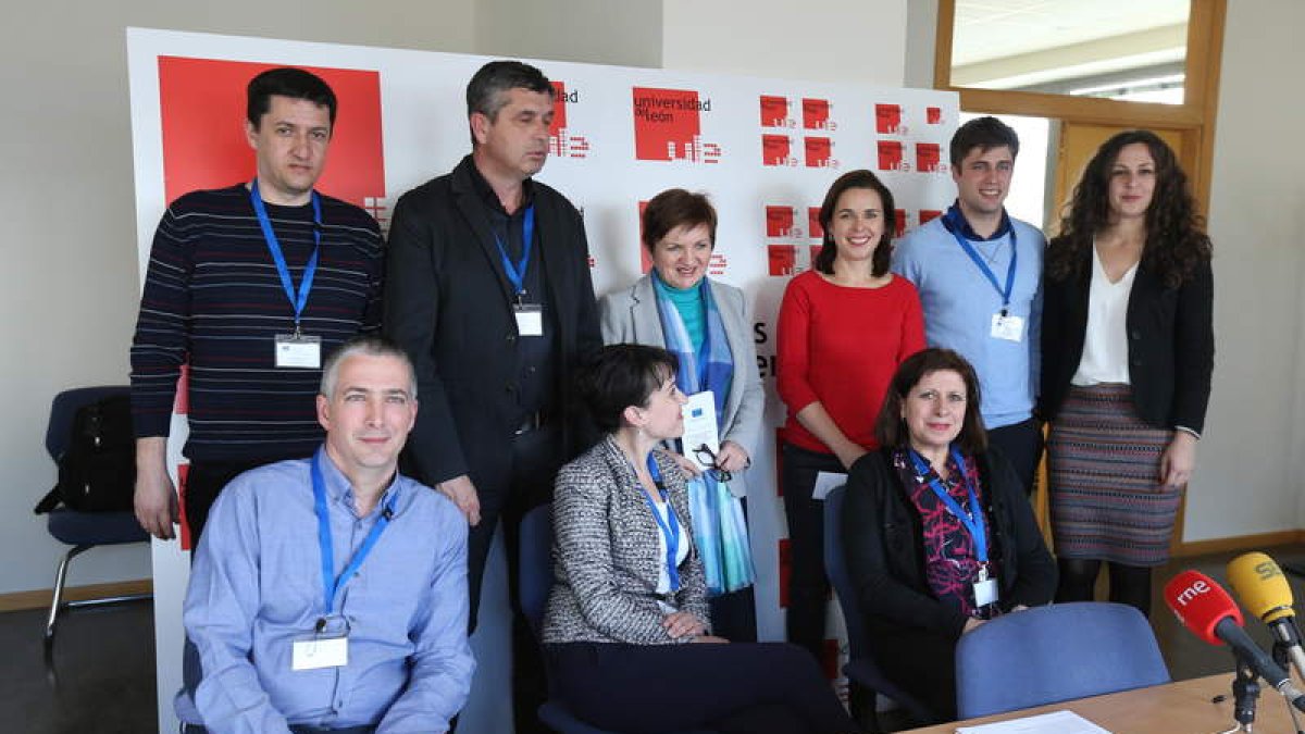 Profesores de Bosnia, Serbia Albania y la ULE, ayer en el campus. A la izda. Jovanovic y de pie en el centro, Mulic y Taboada. DE LA MATA