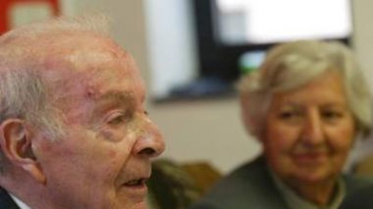 García Yebra en una conferencia junto a su amiga, la investigadora y etnógrafa Concha Casado